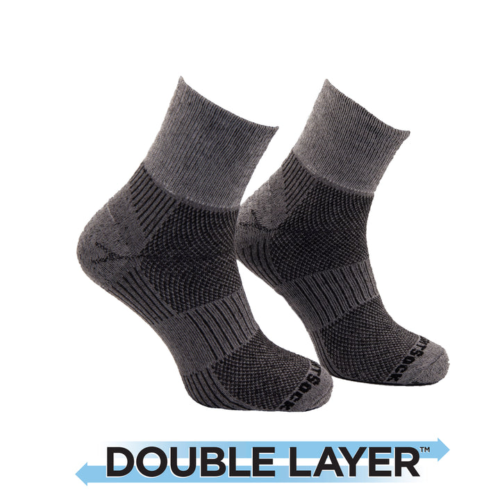 Quarter anti-blister socks with a black and white design